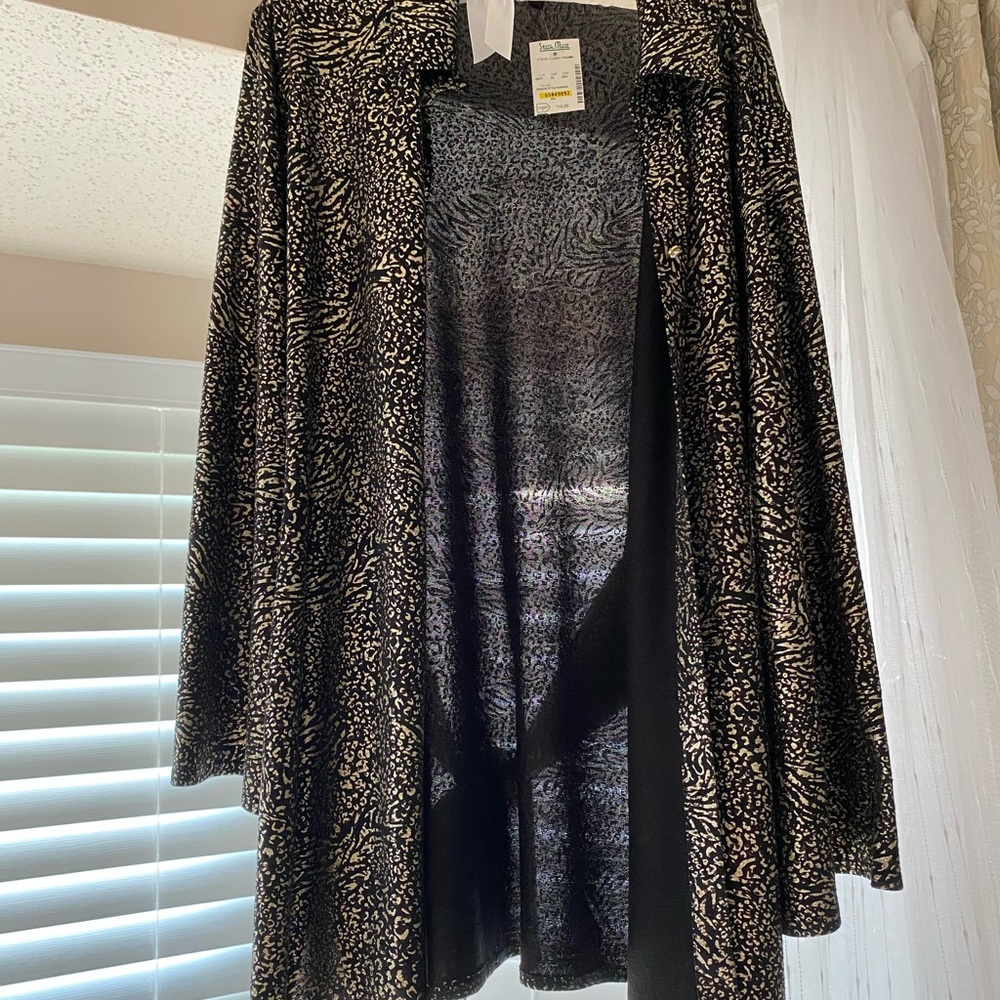 Button down Blouse, tie in the back accents waist. XL in size, slightly sheer